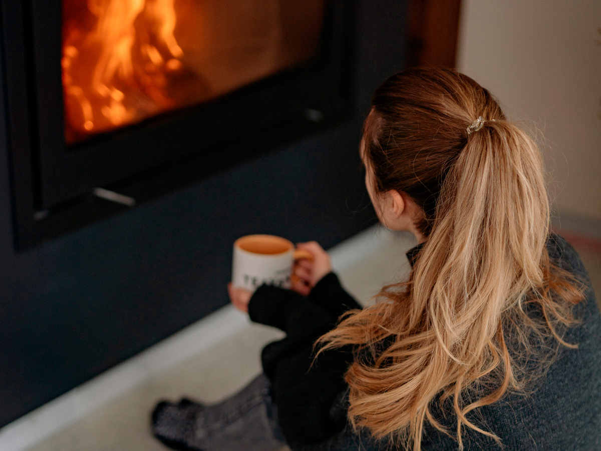 img_chica_chimenea_2